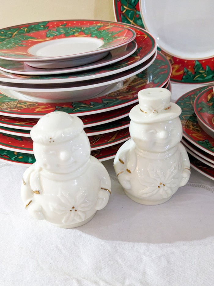 186. Misono Christmas Dishes - (6) Dinner Plates, (4) Bread Plates, (4) Mugs/(3) Saucers, (2) Bowls, Cookie Jar and Salt + Pepper Set - Image 10