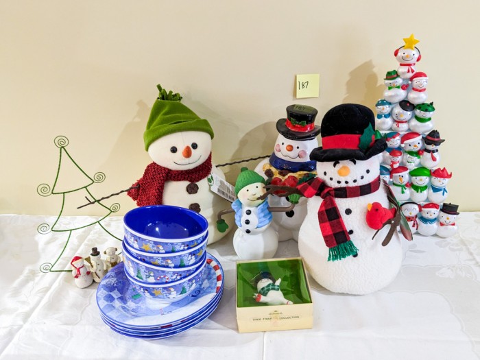 187. Snowman Decor + Plastic Dishes