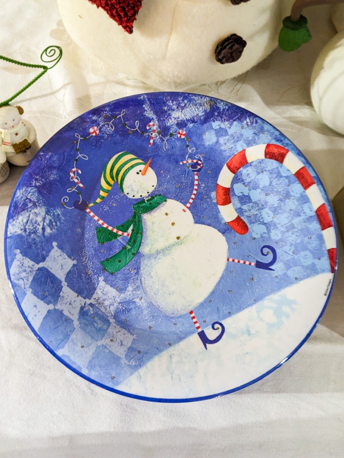 187. Snowman Decor + Plastic Dishes - Image 10