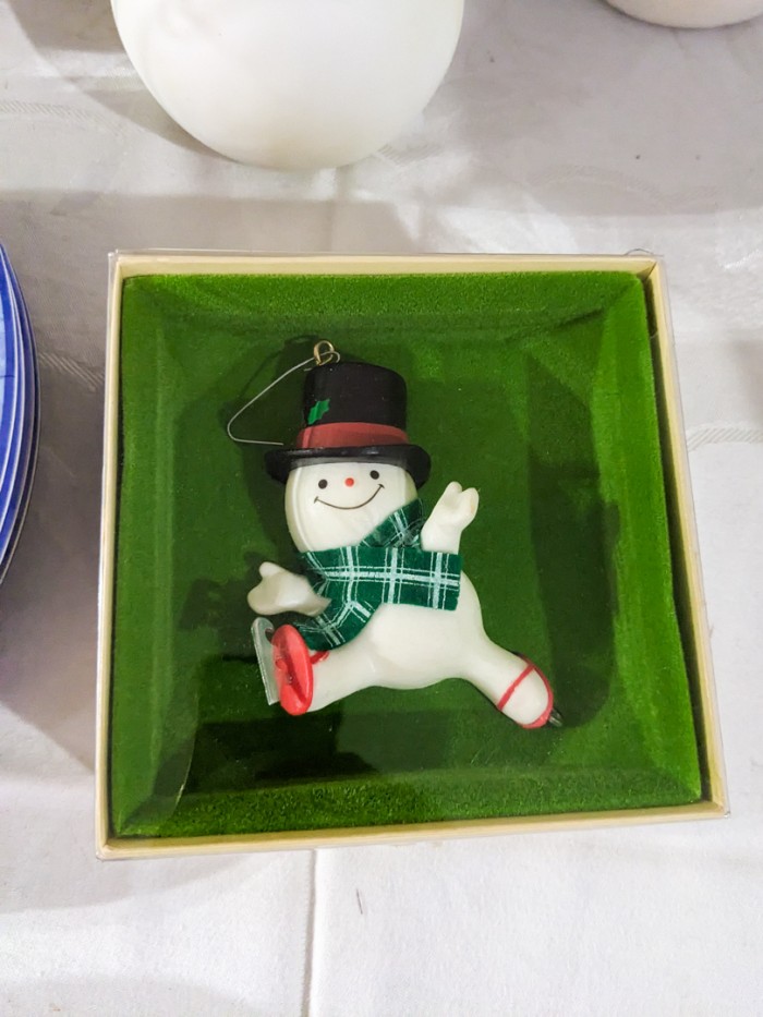 187. Snowman Decor + Plastic Dishes - Image 4