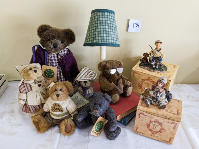 134. (5) Boyds Bears, Book Lamp + (2) Boyd's Figurines