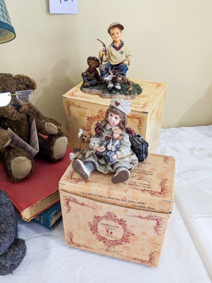 134. (5) Boyds Bears, Book Lamp + (2) Boyd's Figurines - Image 2