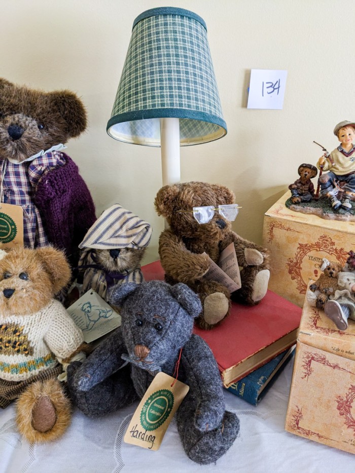 134. (5) Boyds Bears, Book Lamp + (2) Boyd's Figurines - Image 3