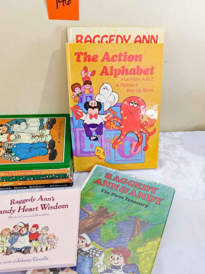 146. (8) Vintage Books + (3) Raggedy Ann Dolls - Image 3