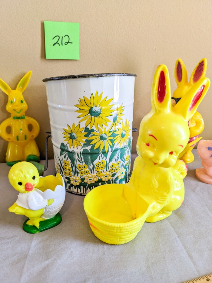 212. Vintage Plastic Easter Figures, Sifter + Measuring Spoons - Image 5