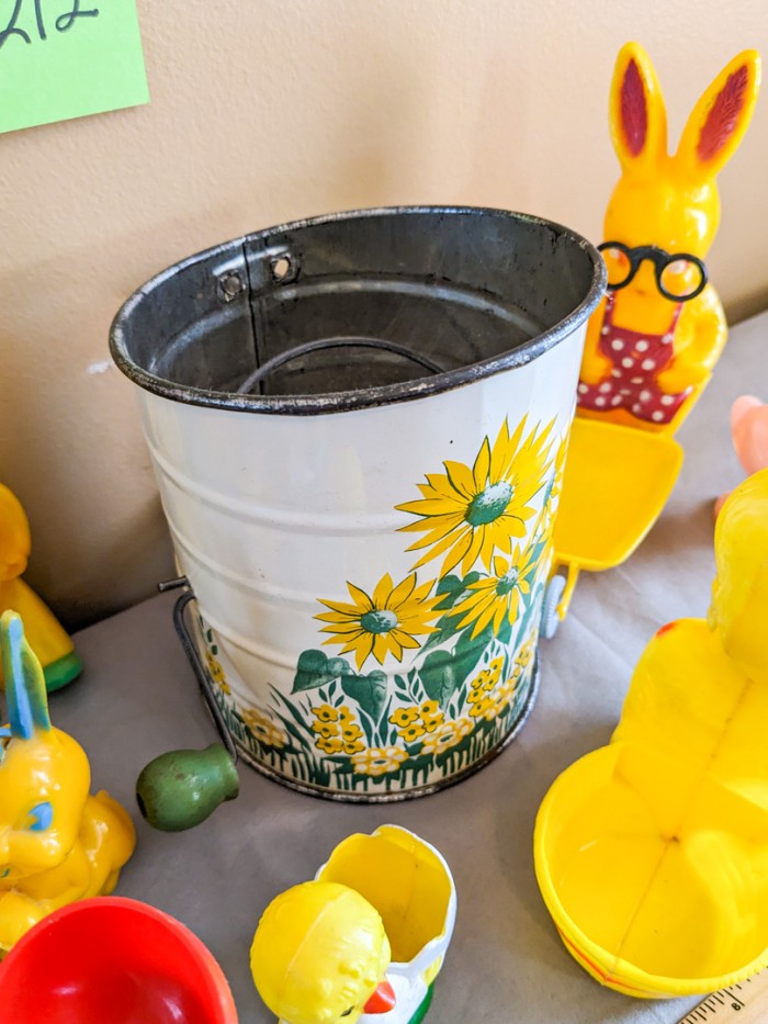 212. Vintage Plastic Easter Figures, Sifter + Measuring Spoons - Image 7