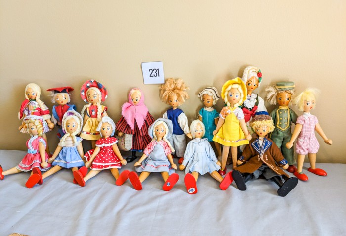 231. (16) Dolls Made in Poland