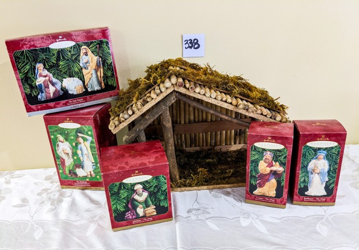 338. Stable + Hallmark Nativity