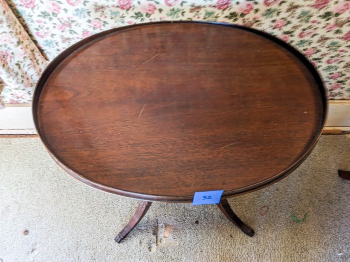 32. Oval Side Table - Image 2