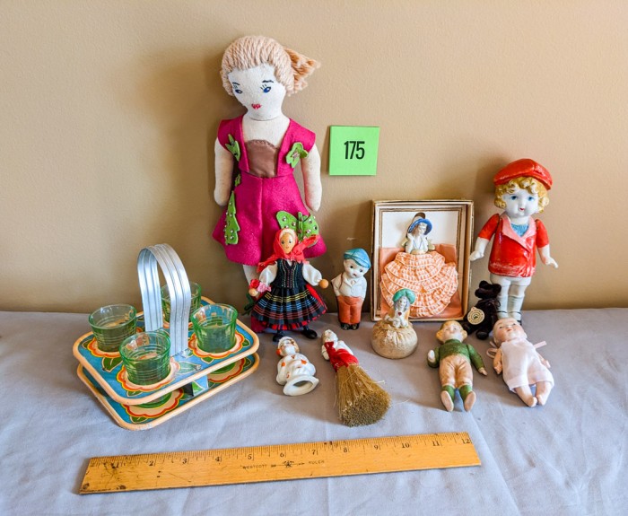 175. Vintage Mini Glasses in Holder + Dolls