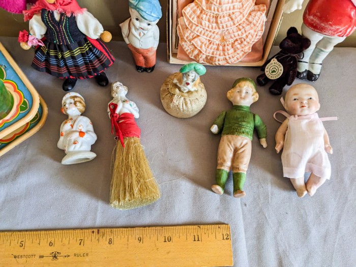 175. Vintage Mini Glasses in Holder + Dolls - Image 4