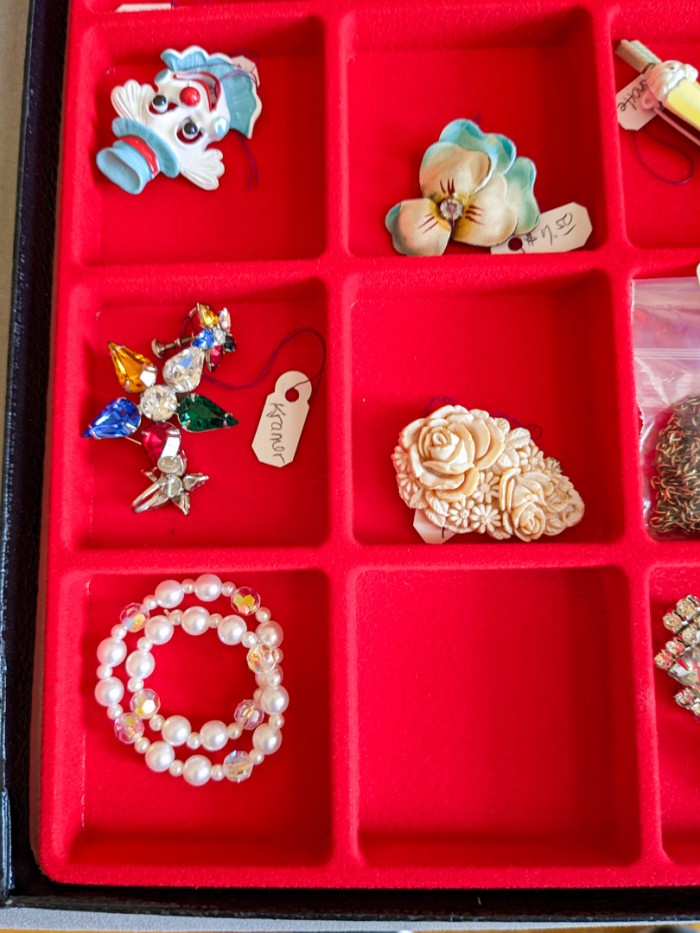 233. (12) Vintage Brooches, (6) Earrings, Bracelet, Necklace + Case - Image 8