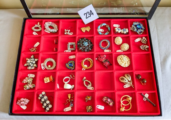 234. (16) Vintage Brooches, (9) Earrings + Case