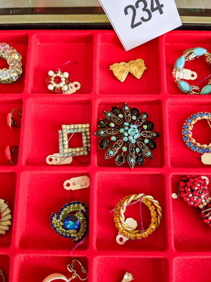 234. (16) Vintage Brooches, (9) Earrings + Case - Image 6