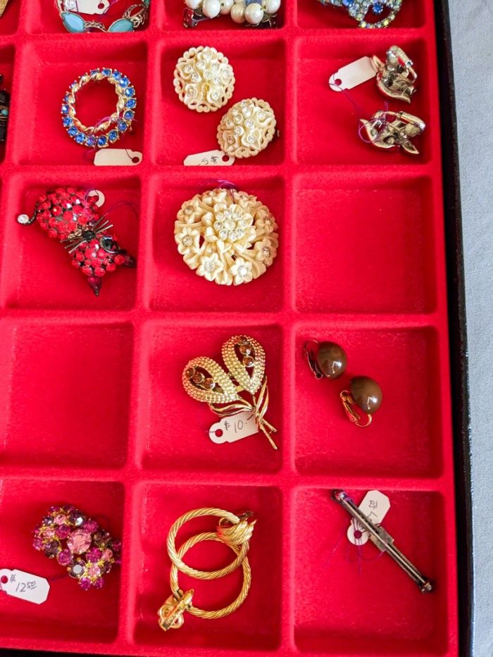 234. (16) Vintage Brooches, (9) Earrings + Case - Image 4