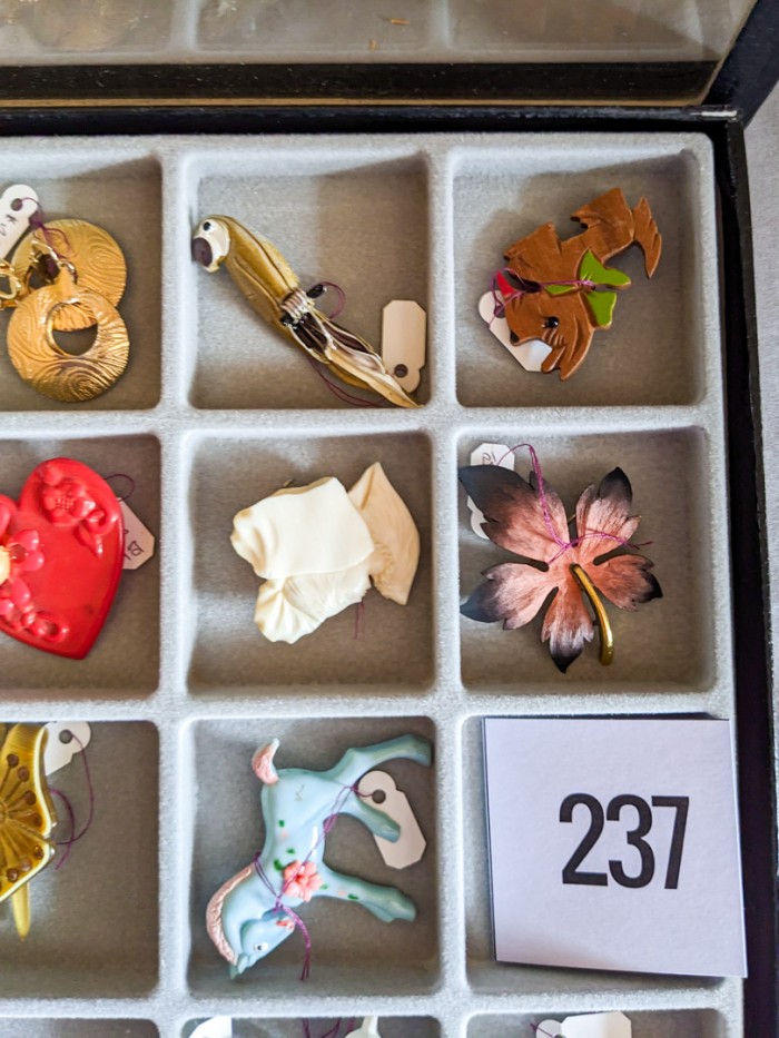 237. (20) Brooches, (4) Earrings, Tie Tack, Necklace + Case - Image 6