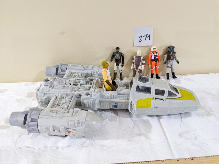 279. Star Wars Vehicle + (5) Figures