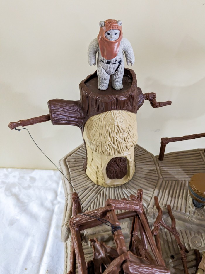 280. Ewok Treehouse + Figures - Image 6