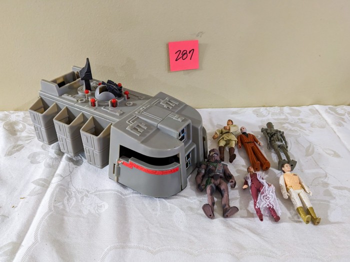 287. Star Wars Vehicle + Figures