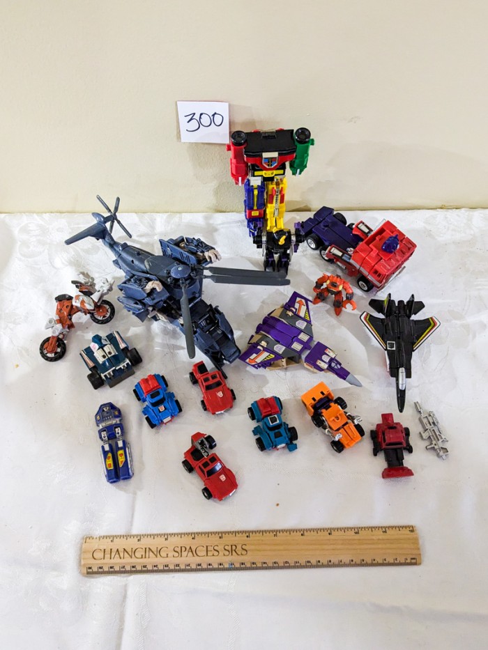 300. Transformer Vehicles + Figures - Image 4