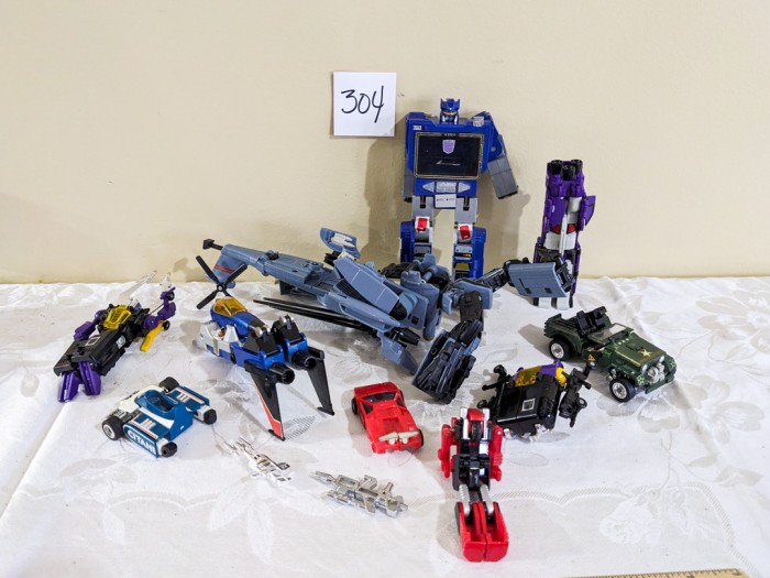 300. Transformer Vehicles + Figures - Image 3