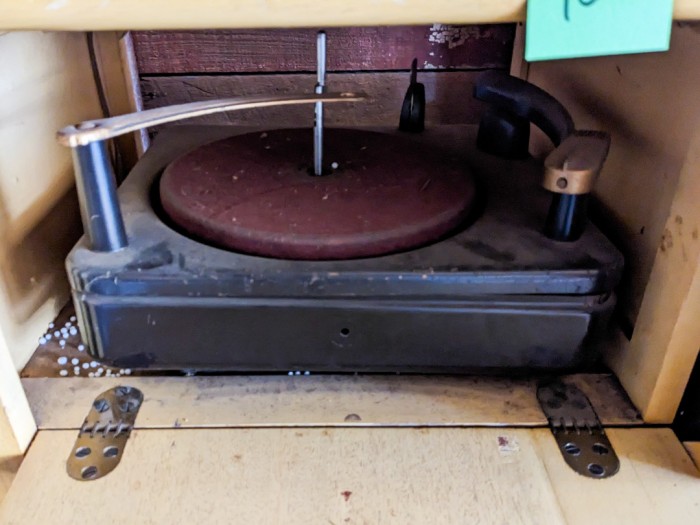 100. Project Lot - Cabinet w/ Silvertone Radio + Record Player - Image 6