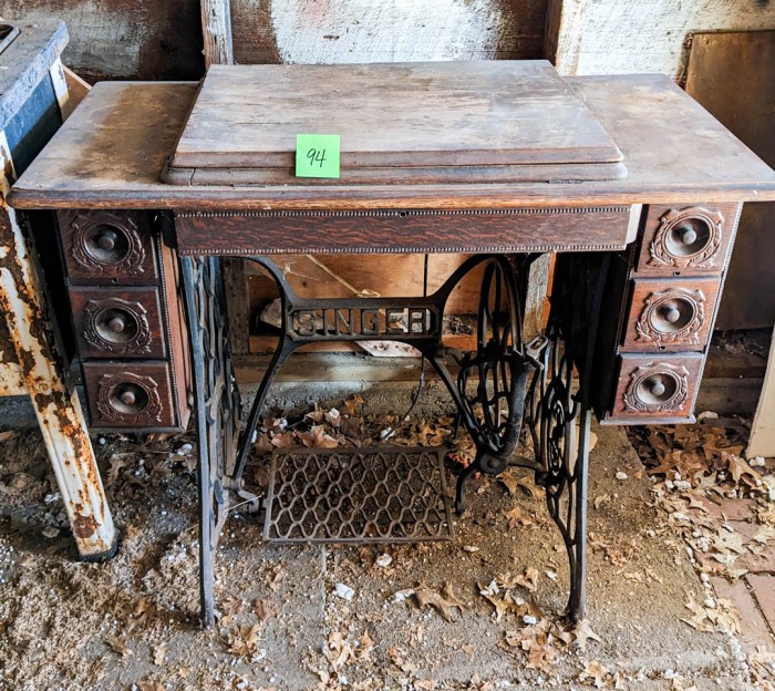 94. Singer Sewing Table w/ Machine