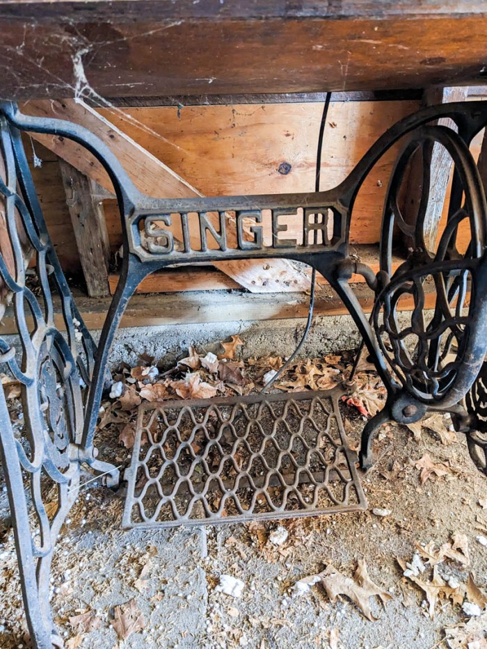 94. Singer Sewing Table w/ Machine - Image 2