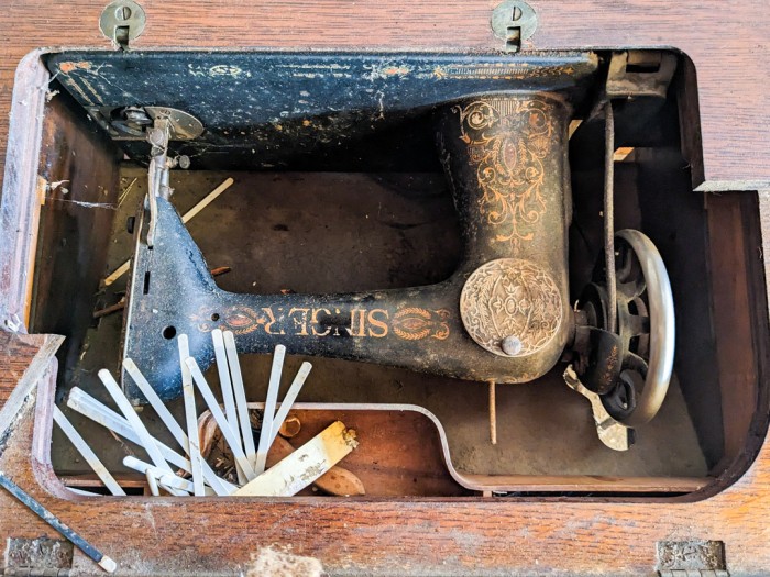 94. Singer Sewing Table w/ Machine - Image 9