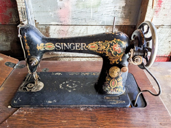 94. Singer Sewing Table w/ Machine - Image 6