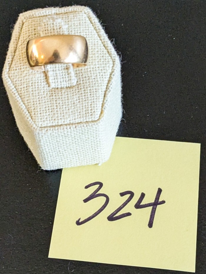 324. 18K Gold Band - Size 7