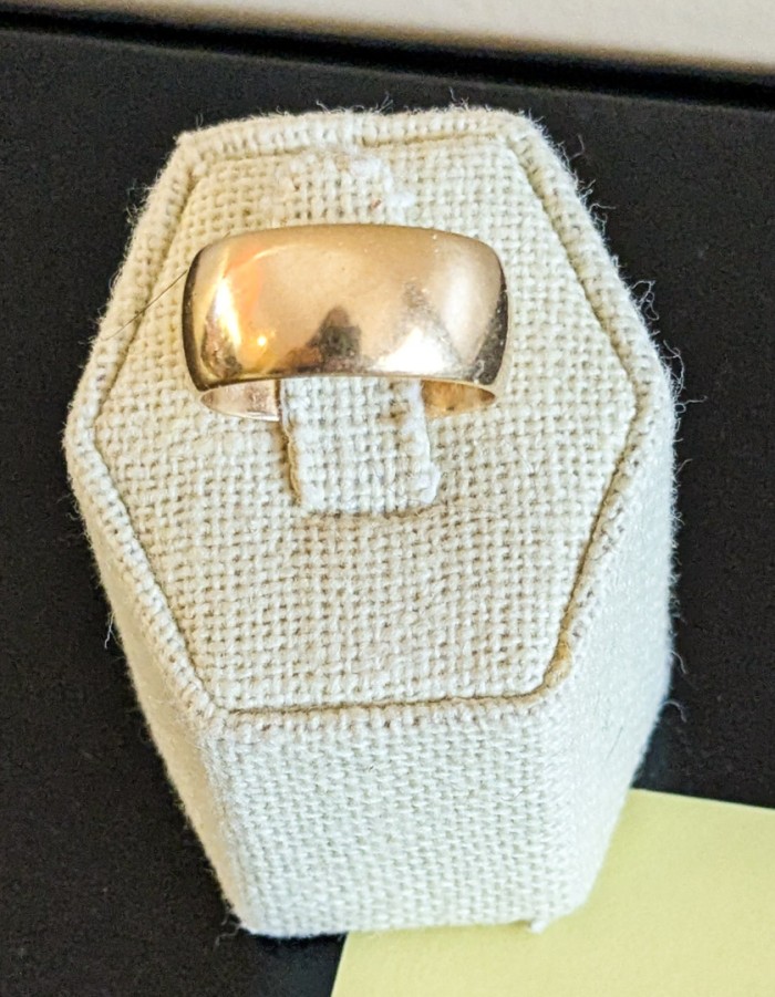 324. 18K Gold Band - Size 7 - Image 2