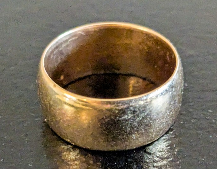 324. 18K Gold Band - Size 7 - Image 4