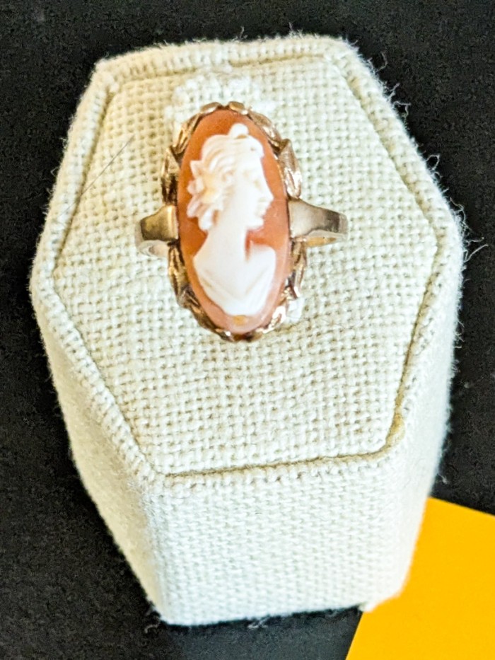 325. 10K Gold Cameo Ring - Size 5.5 - Image 2