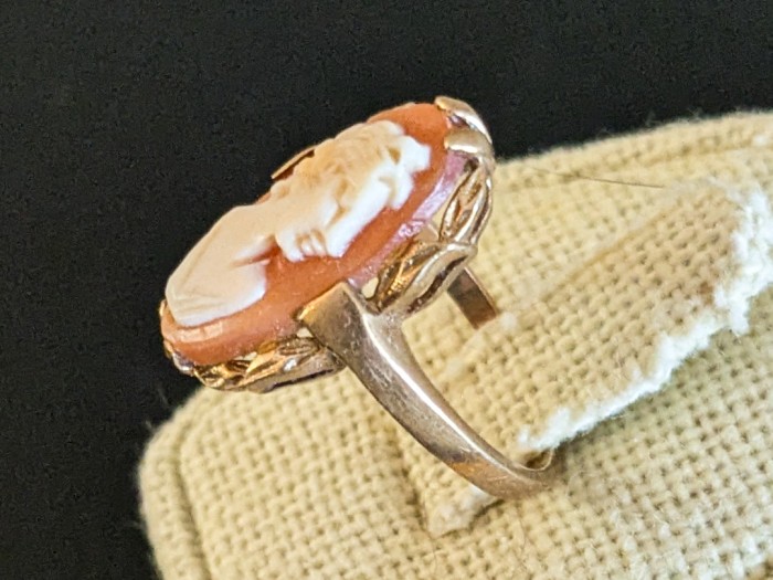 325. 10K Gold Cameo Ring - Size 5.5 - Image 3