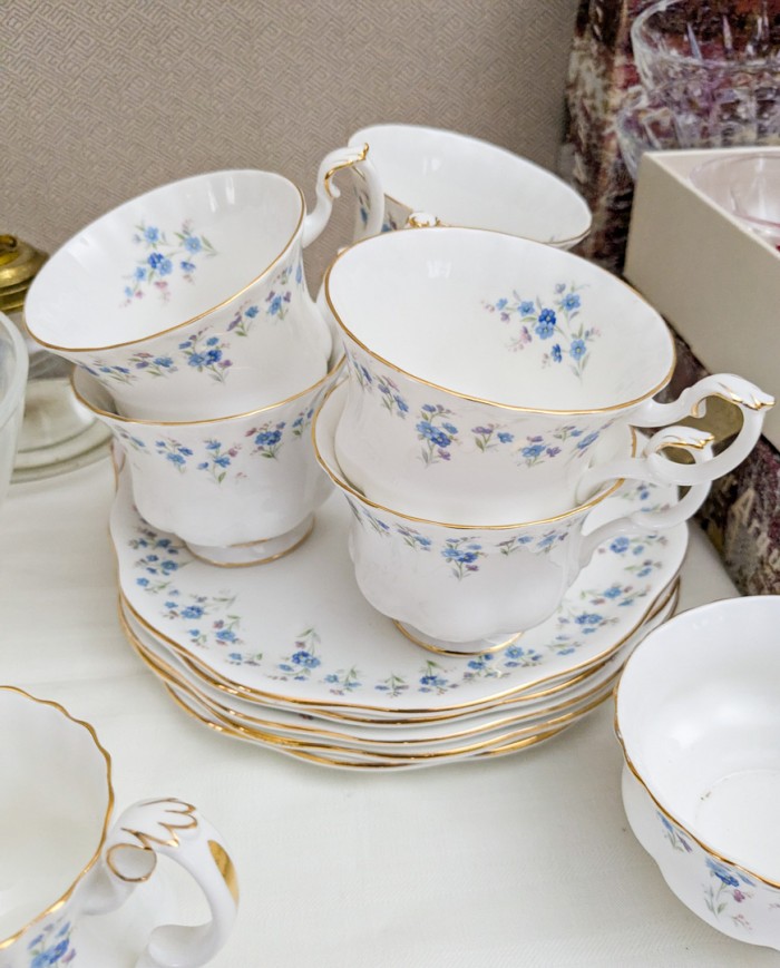 140. Serving Bowl, (12) Sm. Bowls, Oil Lamp, (5) Plates/(6) Teacups, Creamer + Sugar - Image 2