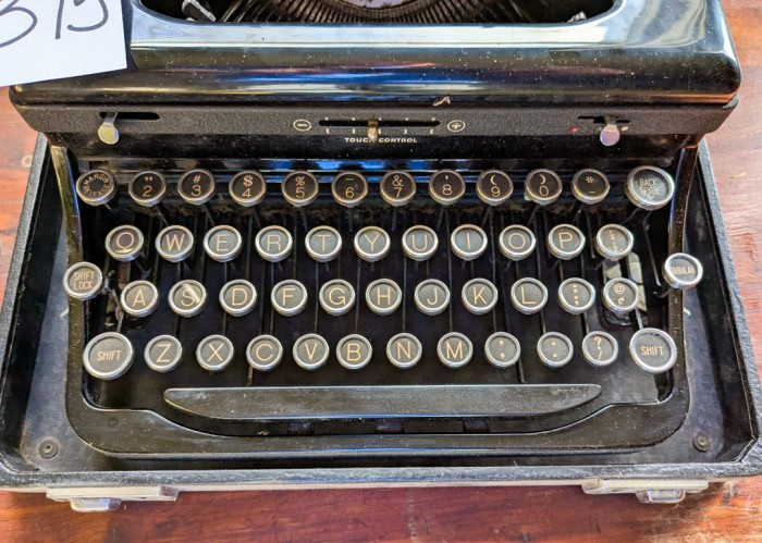 395. Vintage Royal Typewriter in Case - Image 2