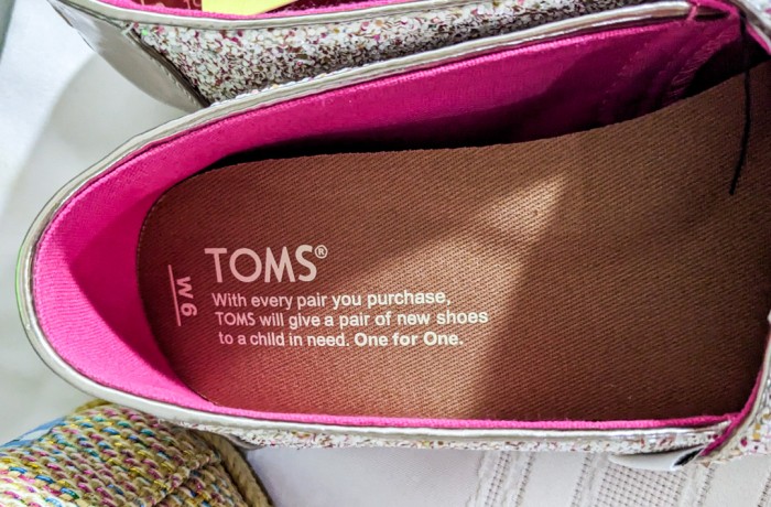 115. (2) Tom's Shoes - Size 6 - Image 7