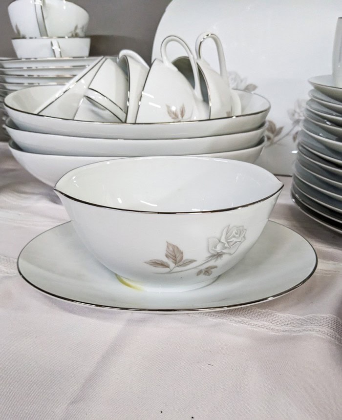 150. Noritake Rosay China - (13) Dinner Plates, (12) Salad Plates, (12) Bowls, (9) Bread Plates, (14) Teacups/(14) Saucers, (5) Serving Pcs., Creamer + Sugar, Salt + Pepper - Image 5