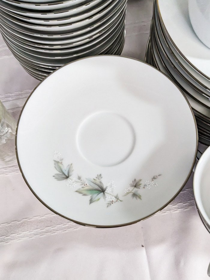 151. Noritake Sezanne China - (12) Dinner Plates, (12) Bread Plates, (12) Salad Plates, (22) Berry Bowls, (12) Teacups/(10) Saucers, (2) Serving Pcs. (2) Salt + Pepper Set, Creamer + Sugar, Pewter Butter Dish + (8) Juice Glasses - Image 6