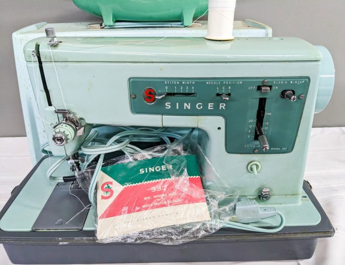 193. Singer Sewing Machine - Image 2