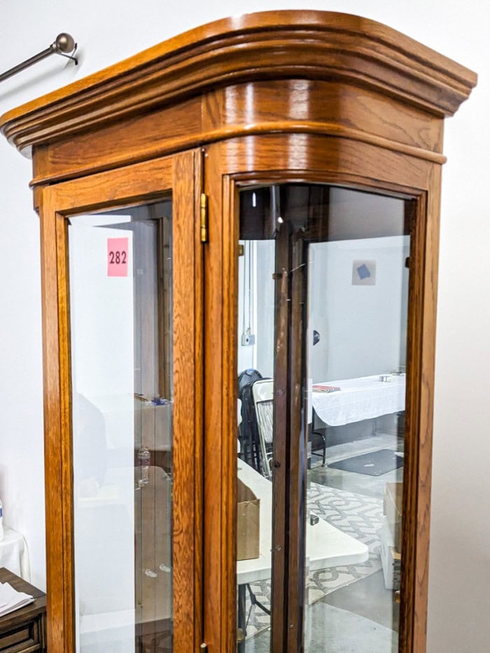 282. Lighted Curio Cabinet w/ Glass Shelves - Image 3