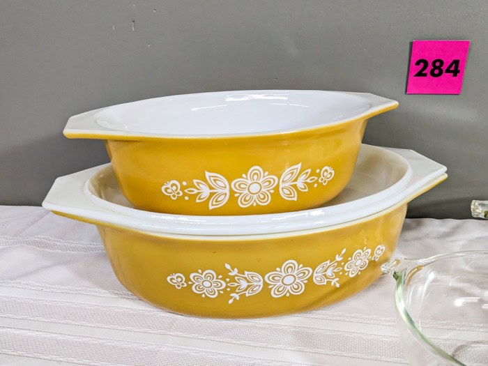 284. (2) Pyrex Casserole + Sm. Pyrex Dishes - Image 2