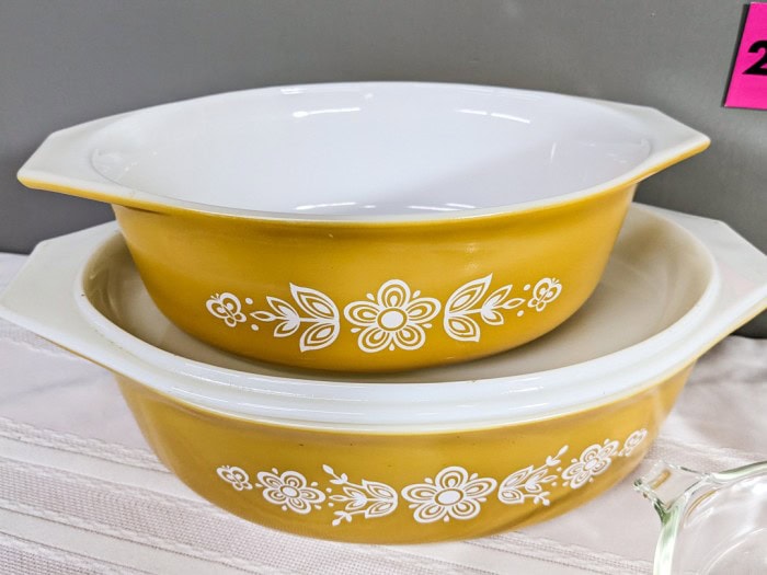 284. (2) Pyrex Casserole + Sm. Pyrex Dishes - Image 3