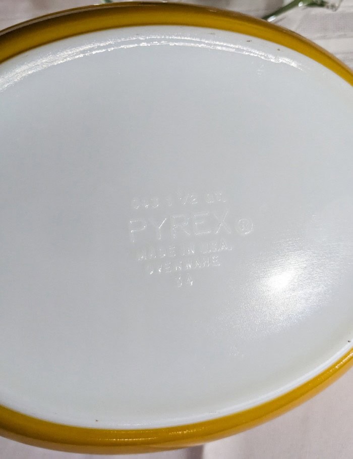 284. (2) Pyrex Casserole + Sm. Pyrex Dishes - Image 4