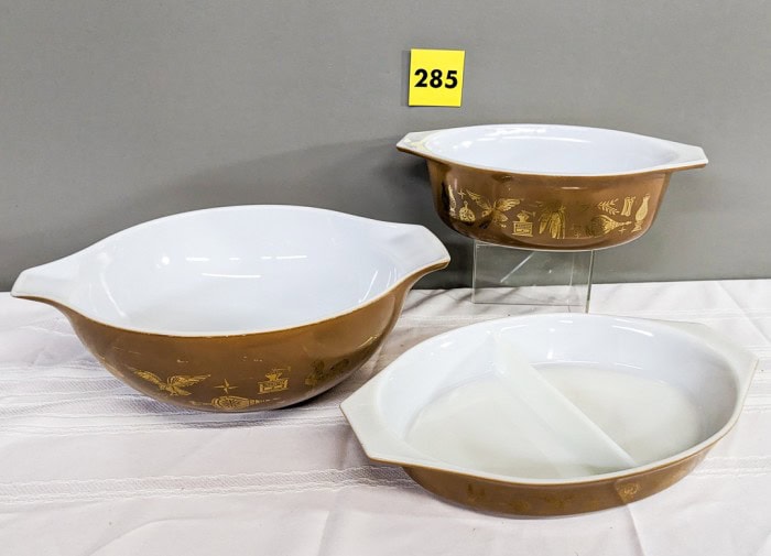 285. (3) Brown Pyrex Dishes