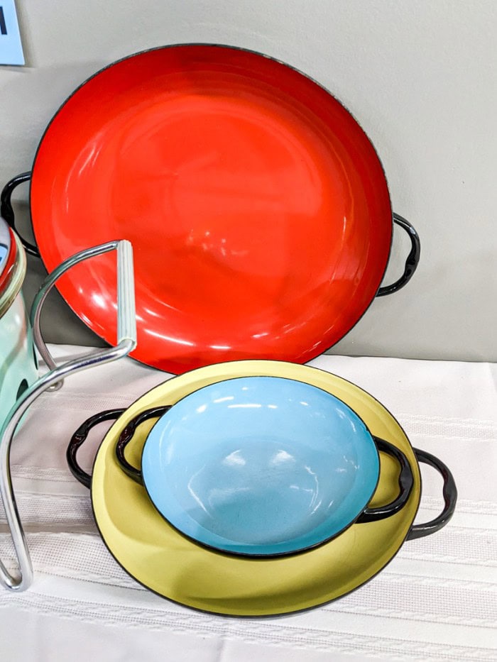 301. (3) Vintage Enamel Pans + Pyrex Chafing Dish - Image 5