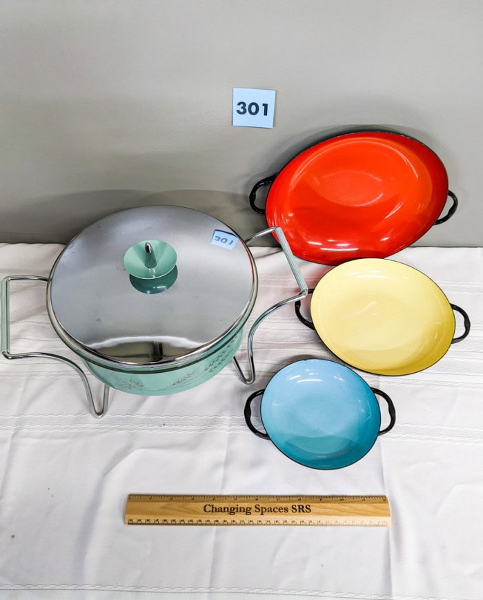 301. (3) Vintage Enamel Pans + Pyrex Chafing Dish - Image 7