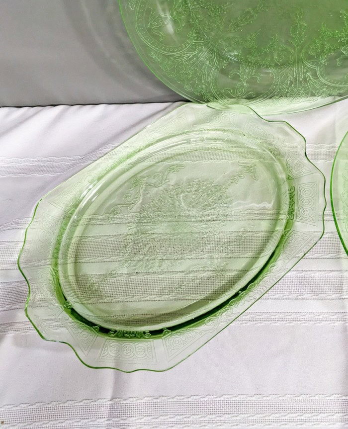 306. (4) Green Depression Glass Dishes + Hand Painted Salt and Pepper Set - Image 4