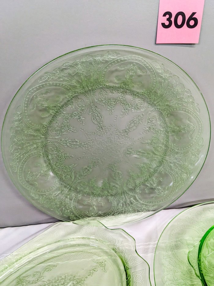 306. (4) Green Depression Glass Dishes + Hand Painted Salt and Pepper Set - Image 5